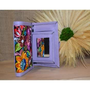 Portfel mały skórzany fioletowy z kwiatowym kolorowym haftem .